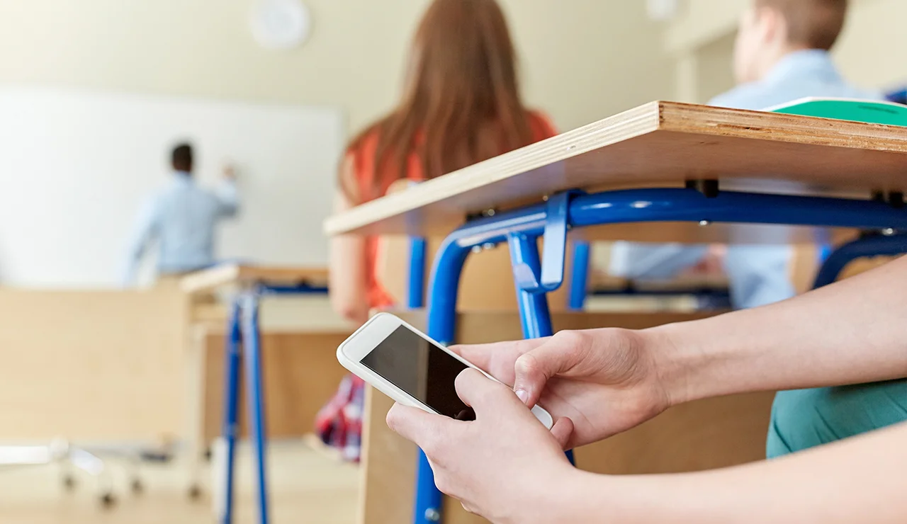Il governo vieta l'uso di cellulari e tablet nelle scuole elementari e medie: seguita l'indicazione dell'Unesco