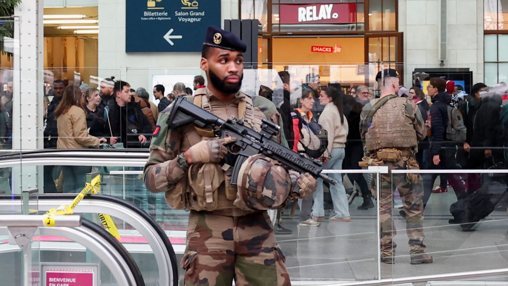 Parigi, un maliano accoltella tre persone alla stazione: arrestato, aveva documenti italiani