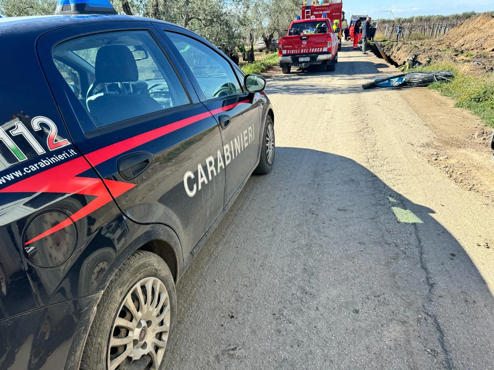 Un operaio di 23 anni è morto travolto dal terreno in uno scavo agricolo: lavorava all'impianto di irrigazione