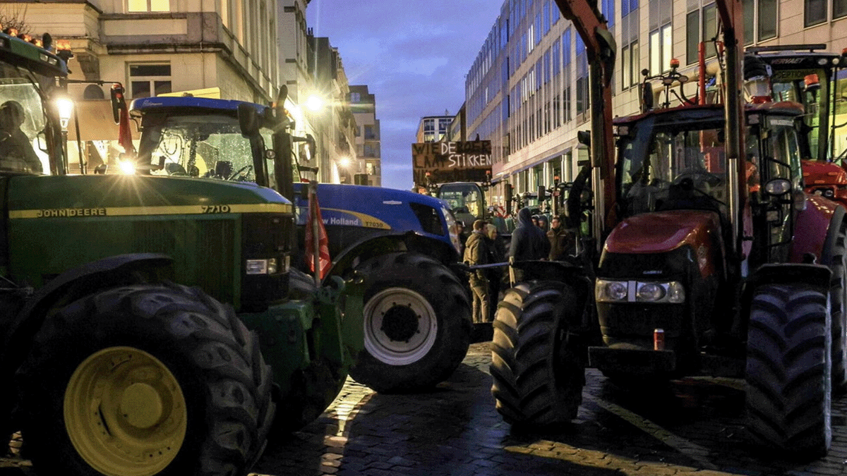 La protesta degli agricoltori blocca Bruxelles: un migliaio di trattori in città, roghi nel quartiere europeo