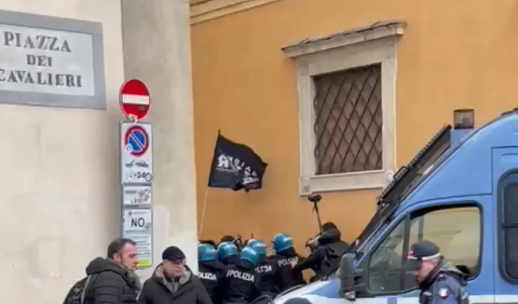 Manganellate agli studenti, interrogazione del Pd a Piantedosi: "Incompatibili con i principi di uno Stato democratico"