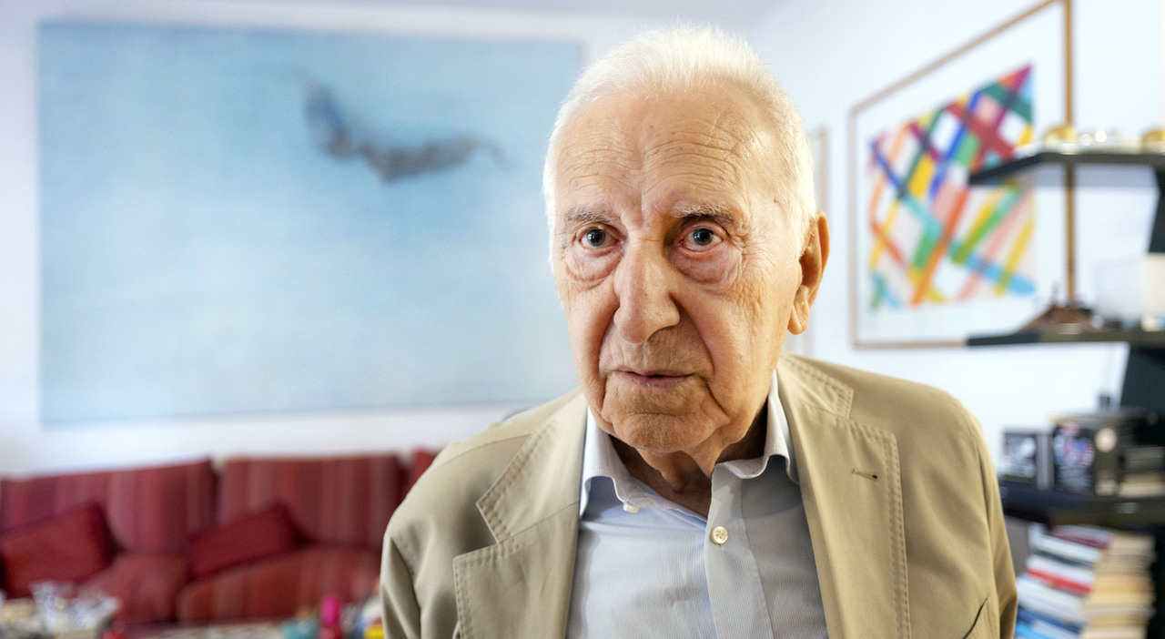 Vincenzo Siniscalchi è morto durante un convegno: il 92enne è stato parlamentare dei Ds e membro del Csm