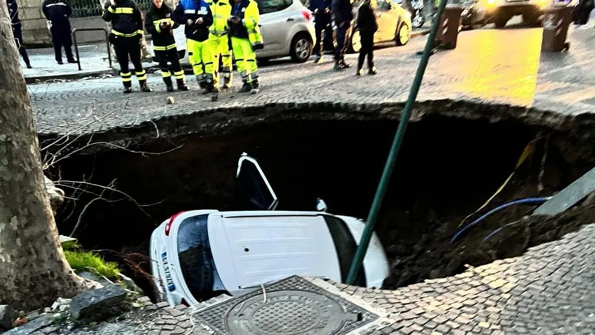 Si apre una voragine sulla strada al Vomero, 20 famiglie evacuate e diversi feriti: due le auto inghiottite