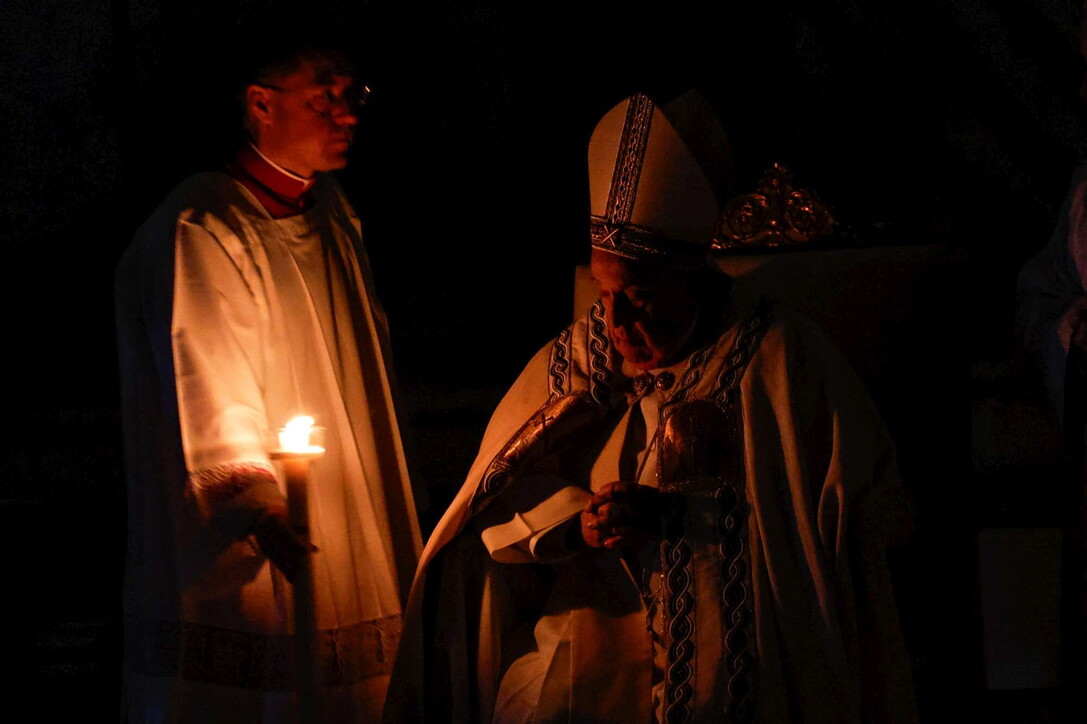 Papa Francesco a San Pietro: "Pasqua fa rotolare via i macigni della morte"