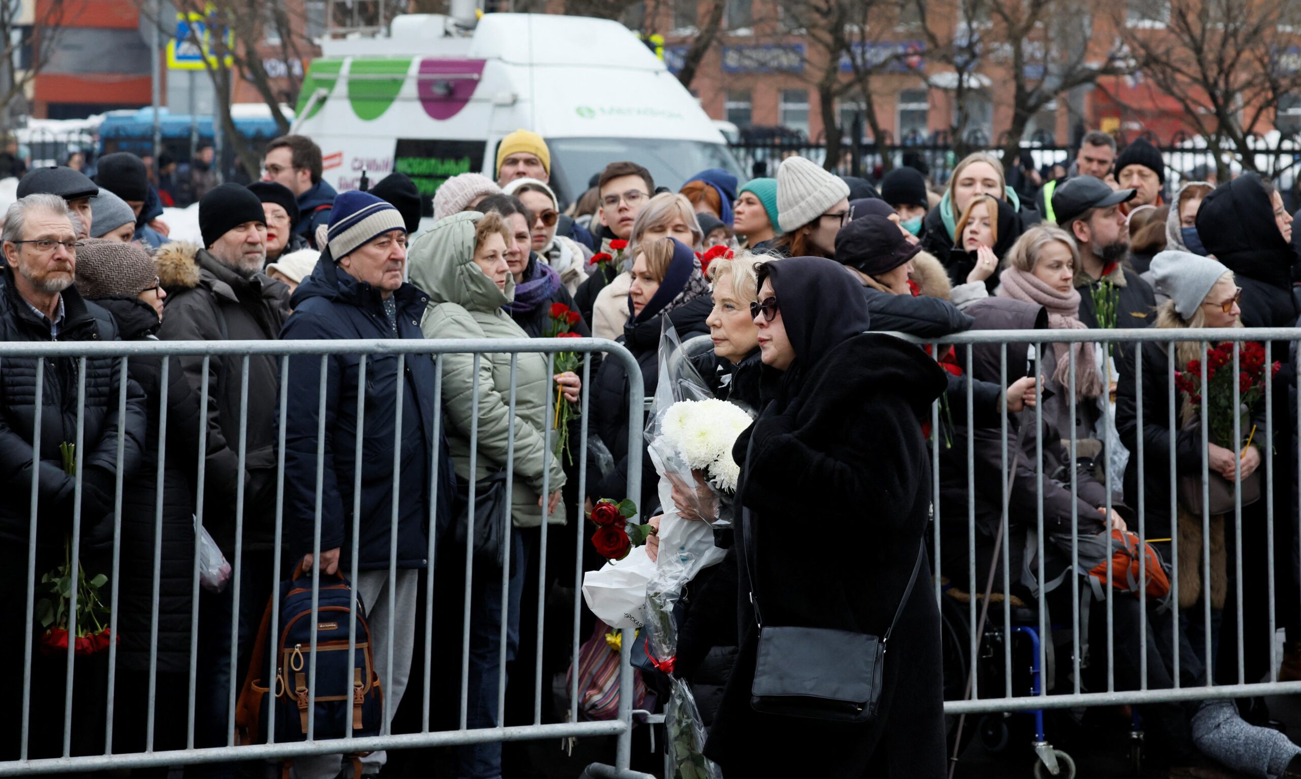 Funerali di Navalny: nella folla anche agenti provocatori nel tentativo di alimentare disordini