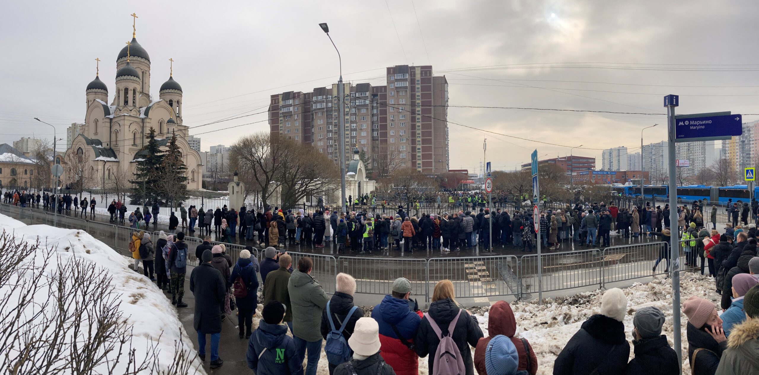 Navalny, folla e commozione al funerale controllato a vista dalla polizia di Putin