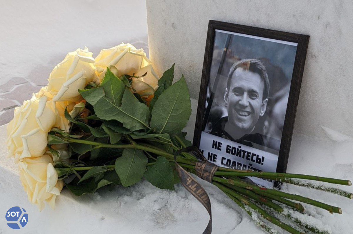 Fermata e processata una giovane fotografa per uno scatto alla tomba di Navalny