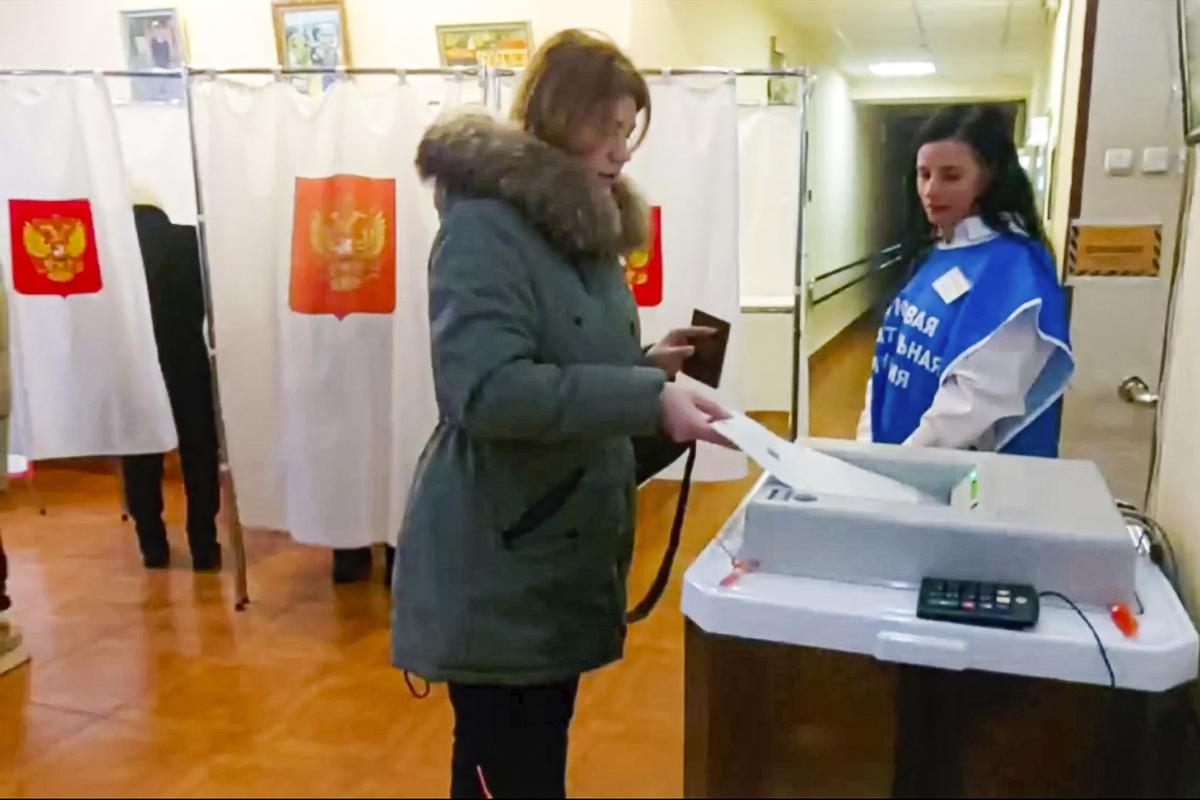 Russia, proteste contro le elezioni farsa: molotov ai seggi e molte schede nelle urne imbrattate con l'inchiostro