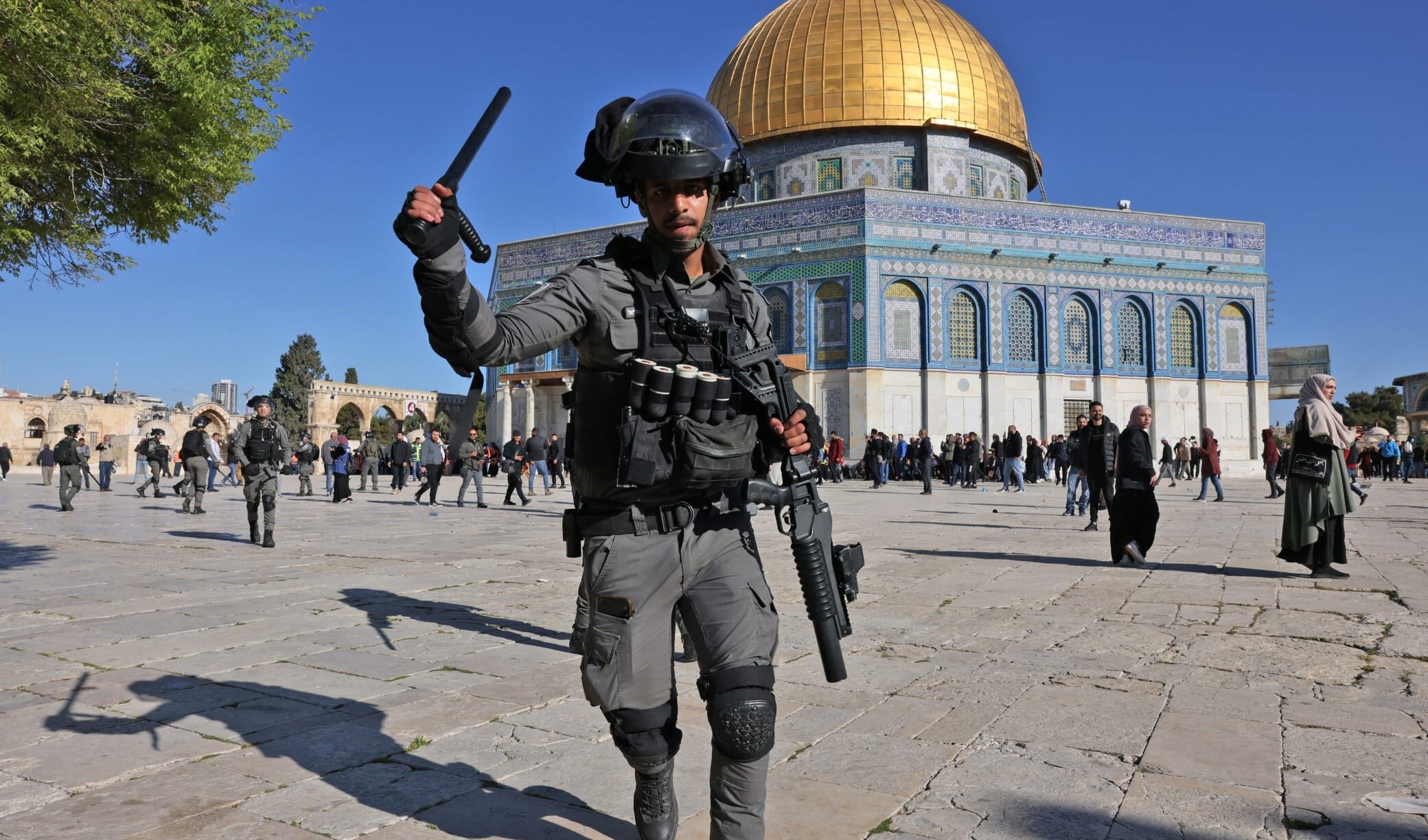 Coloni israeliani nel cortile della Moschea di Al-Aqsa violano gli accordi internazionali protetti dai militari