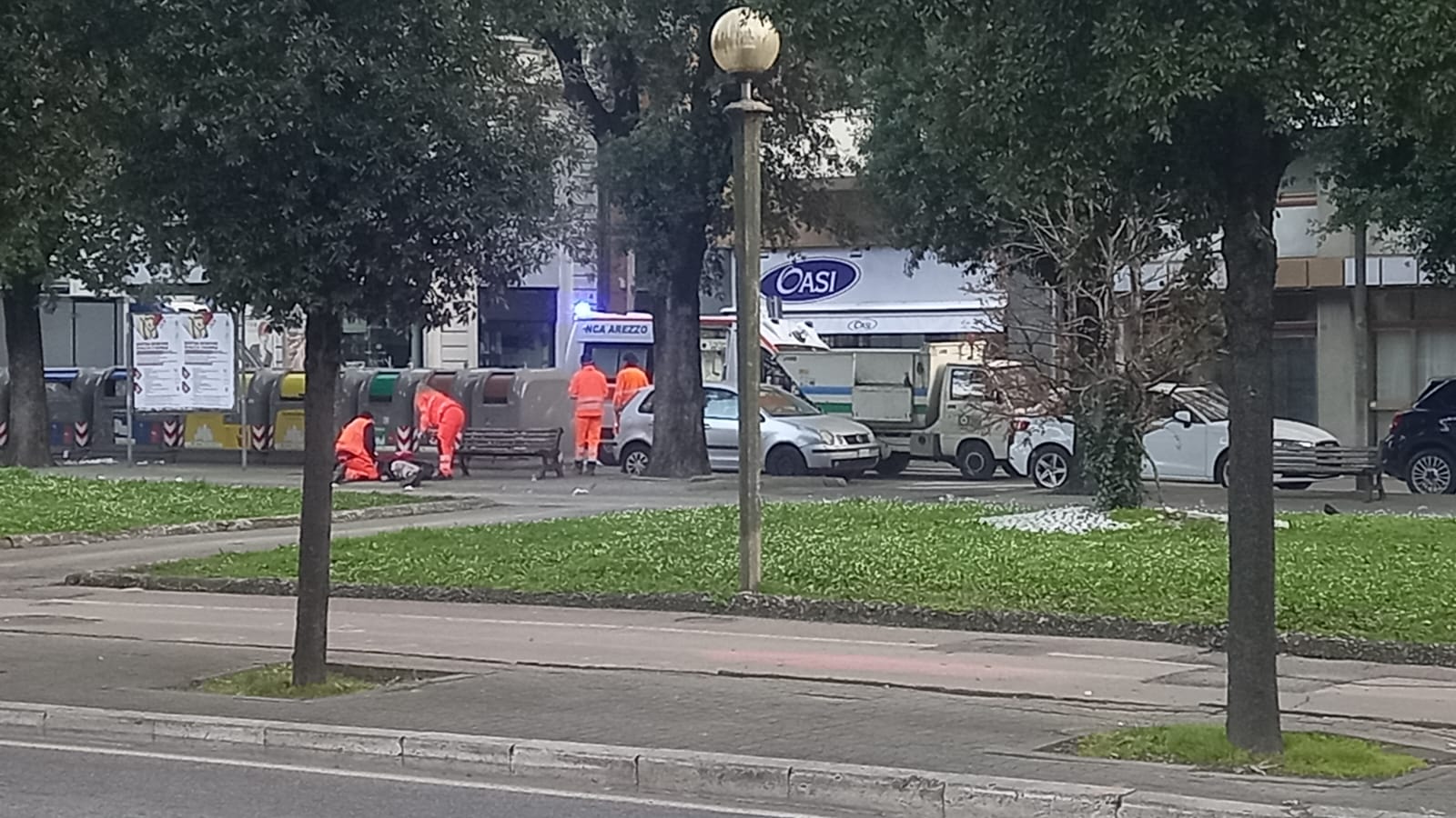 Il corpo di un giovane trovato nei giardini della stazione: a notare il cadavere alcuni passanti