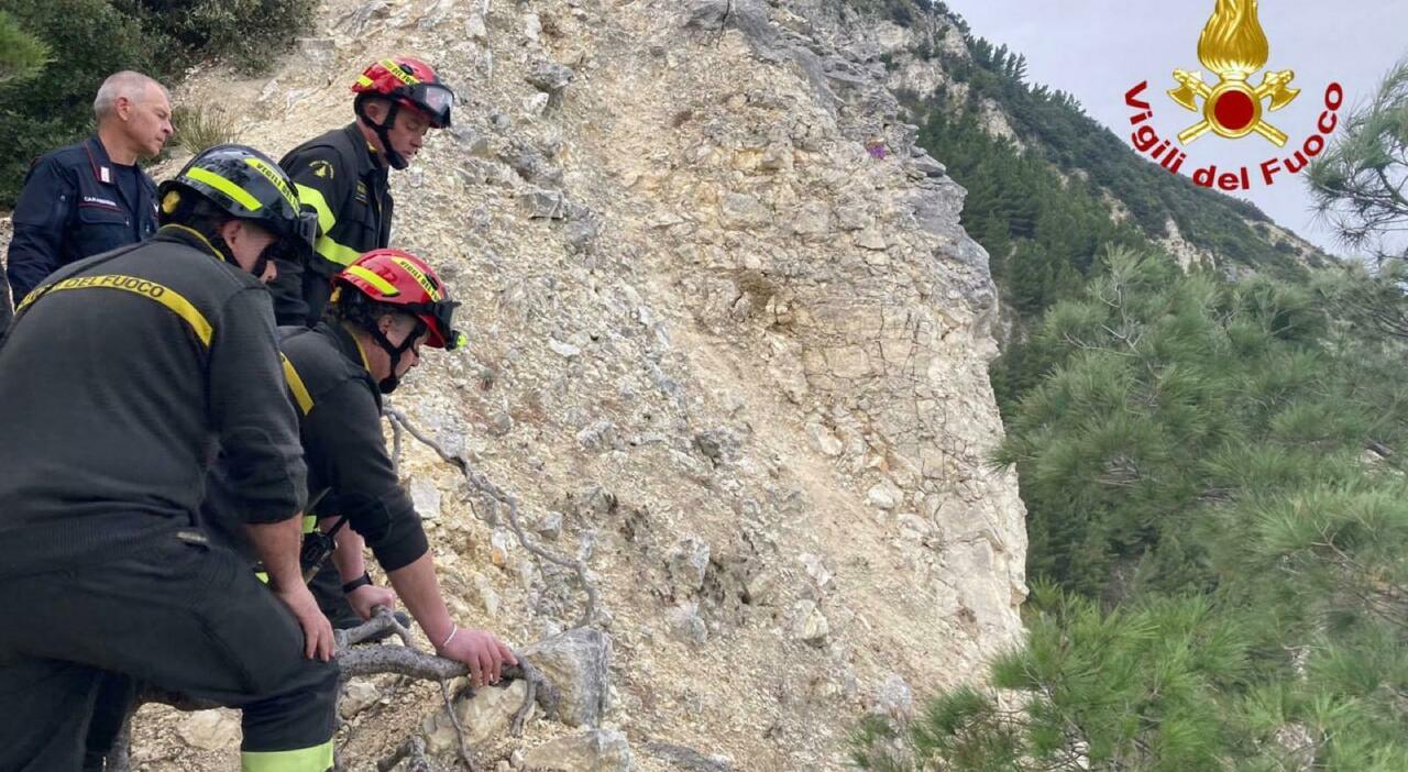 Una turista ceca si sporge per fare una foto ma precipita in un dirupo sul Conero: la 50enne è morta