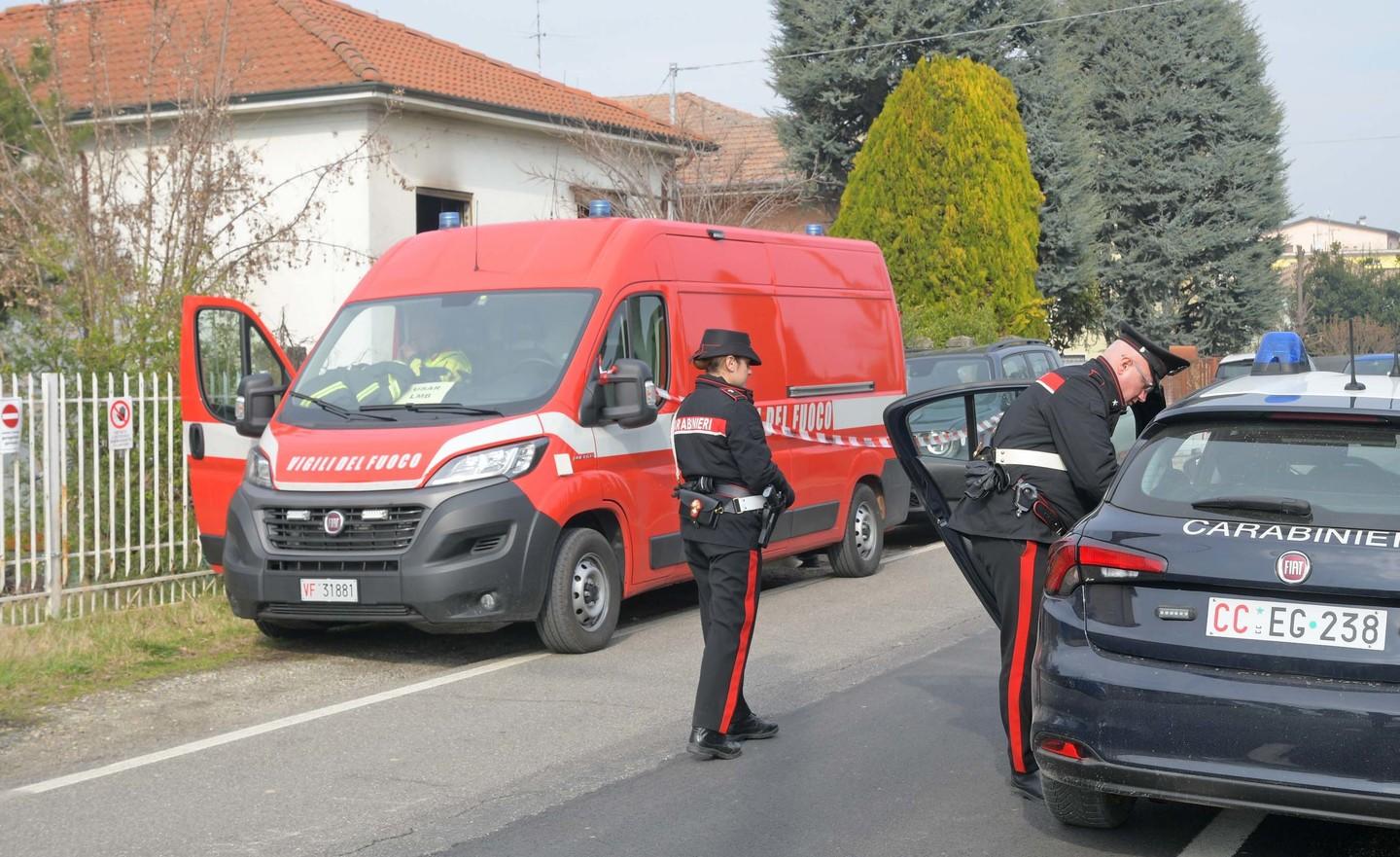 Anziano trovato carbonizzato in casa, fermati 4 uomini: dietro l'omicidio una questione di soldi