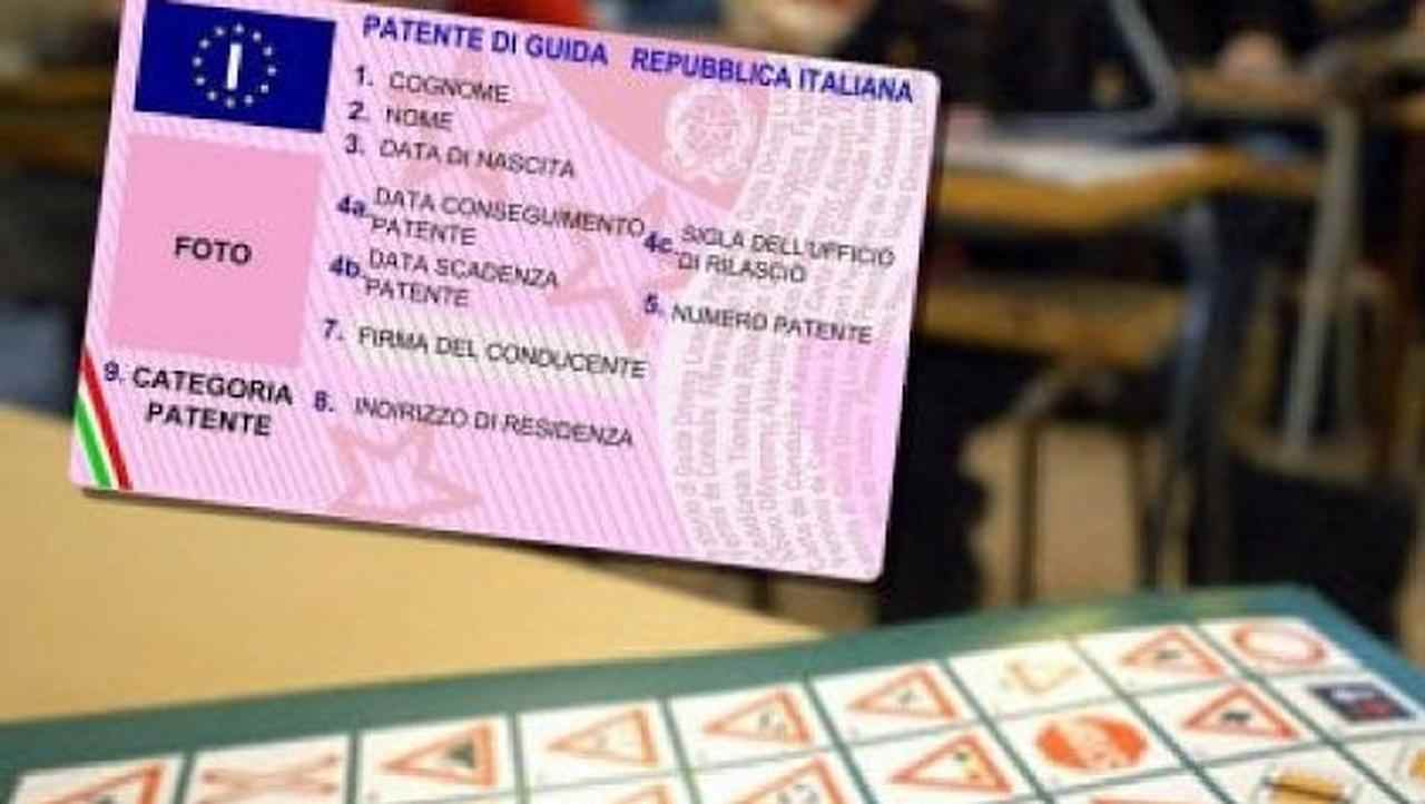 All'esame della patente con un auricolare, una volta scoperto il 37enne lo ingoia: visitato e poi denunciato