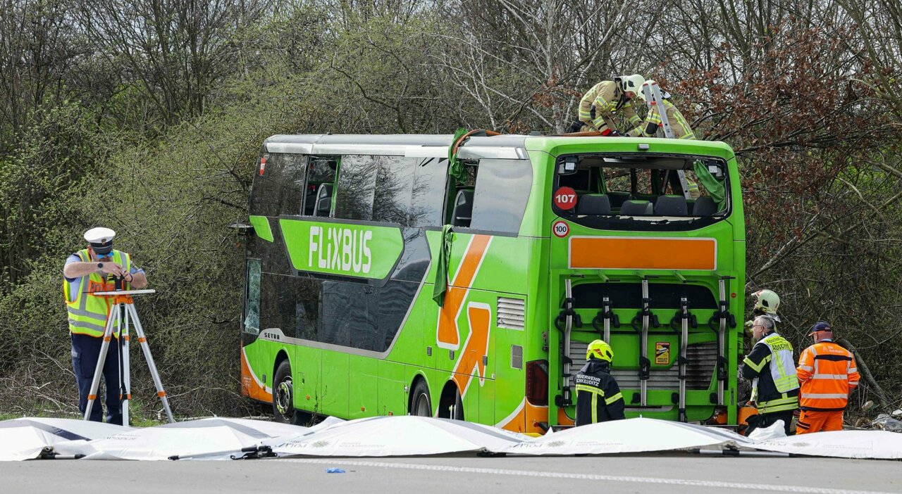 Si ribalta un pullman Flixbus, almeno 5 i morti: il mezzo viaggiava verso Monaco di Baviera con 53 passeggeri