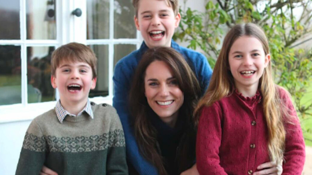 Royal Family, le agenzie ritirano la foto di Kate Middleton: "E' manipolata". Lei risponde: "Chiedo scusa"