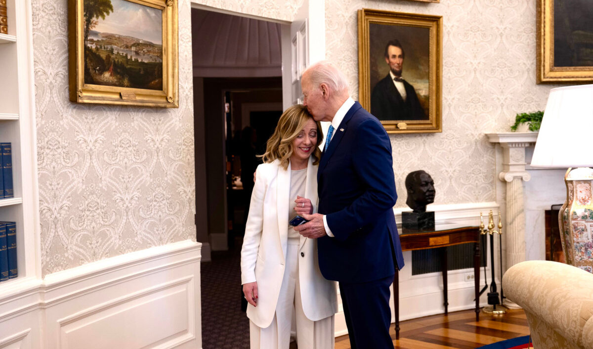 Il derby nero Salvini-Meloni arriva negli Usa: Fox News accusa l'ex missina di essere la 'cocca' di Biden Il derby nero Salvini-Meloni arriva negli Usa: Fox News accusa l'ex missina di essere la 'cocca' di Biden