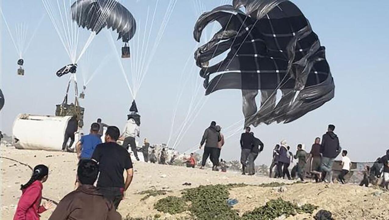 I palestinesi chiedono di interrompere i lanci aerei degli aiuti dopo che 12 persone sono annegate I palestinesi chiedono di interrompere i lanci aerei degli aiuti dopo che 12 persone sono annegate