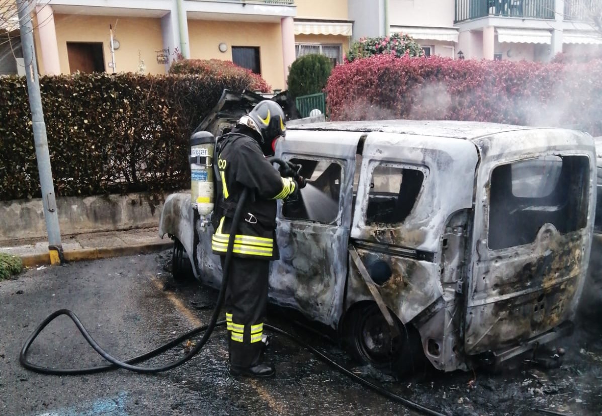 E' morto il 50enne di Golasecca che si era dato fuoco in auto, fuori casa: si stava separando dalla moglie