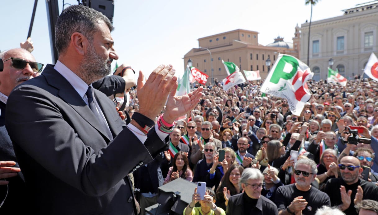 Bari democratica in piazza per Decaro: "Non ci faremo ricattare"