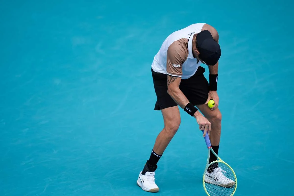 Paura per Berrettini, che avverte un malore in campo e rischia di svenire: Matteo ko contro Andy Murray a Miami
