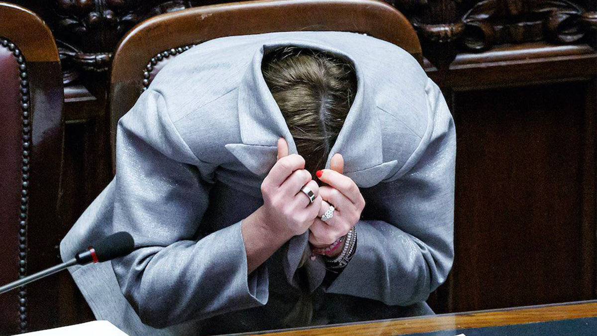 La foto di Giorgia Meloni in Parlamento fa il giro del mondo e fa vergognare l'Italia: "Una macchietta"