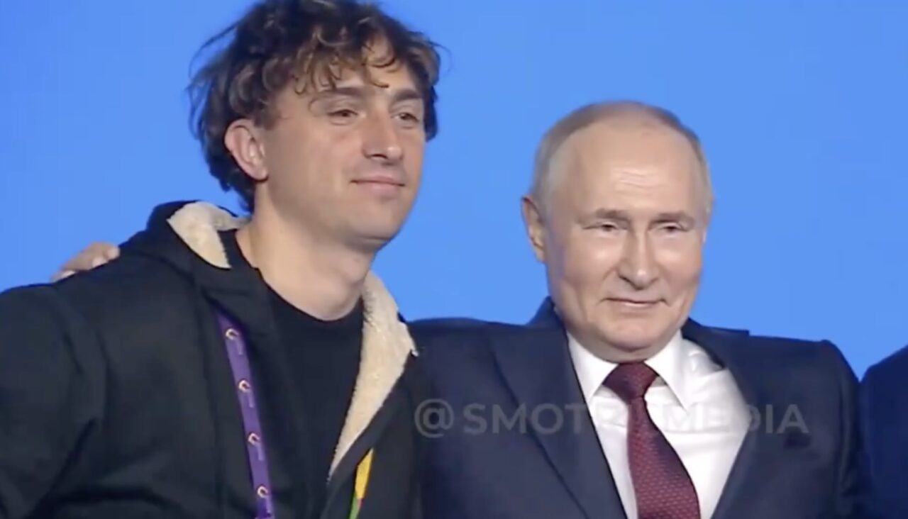 Jorit, stretta di mano e foto con Putin: il fascino dei dittatori liberticidi, omofobi e imperialisti arriva lontano