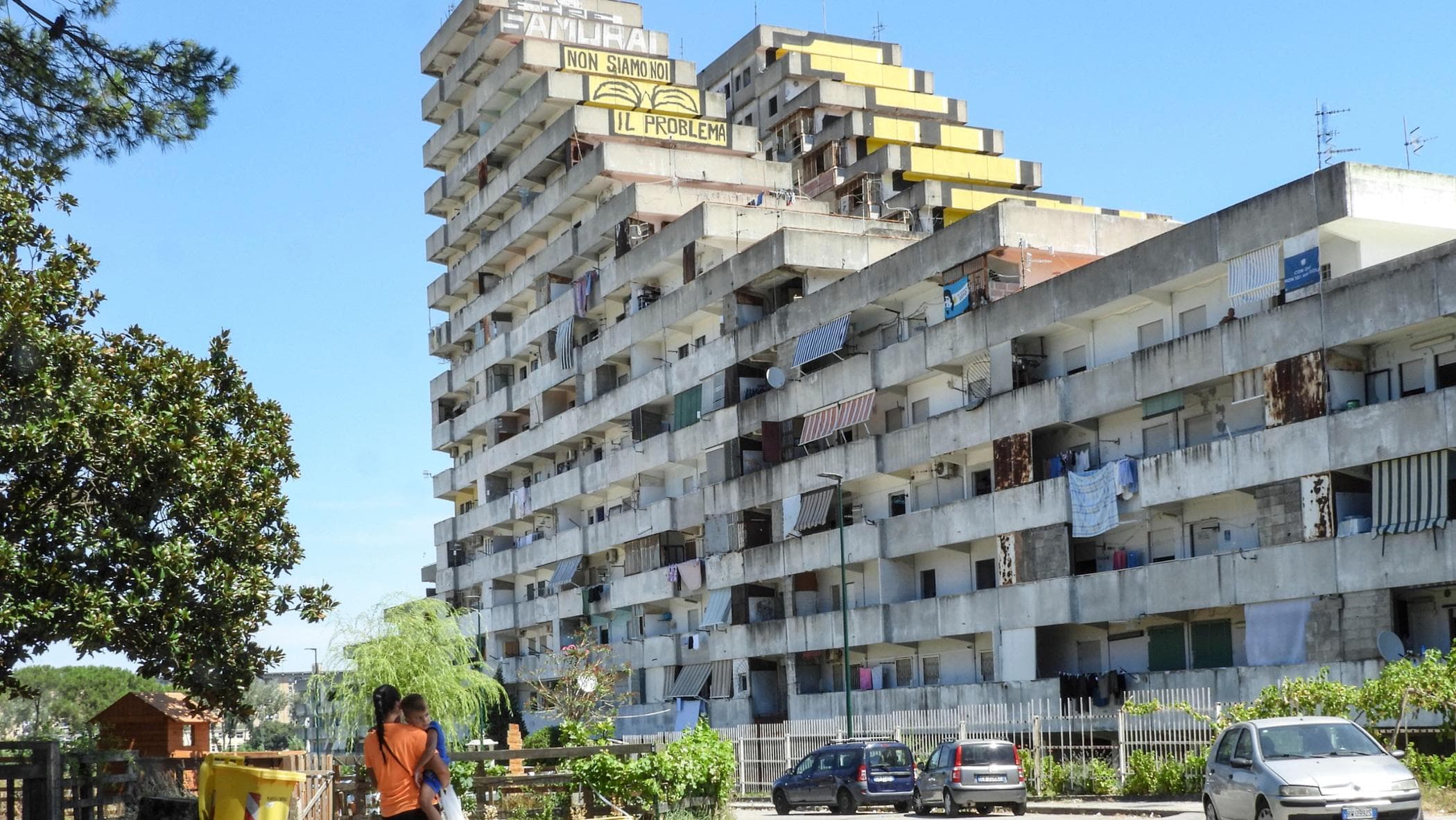 La chat delle mamme finisce in rissa: sette donne denunciate a Scampia per le botte fuori da un asilo