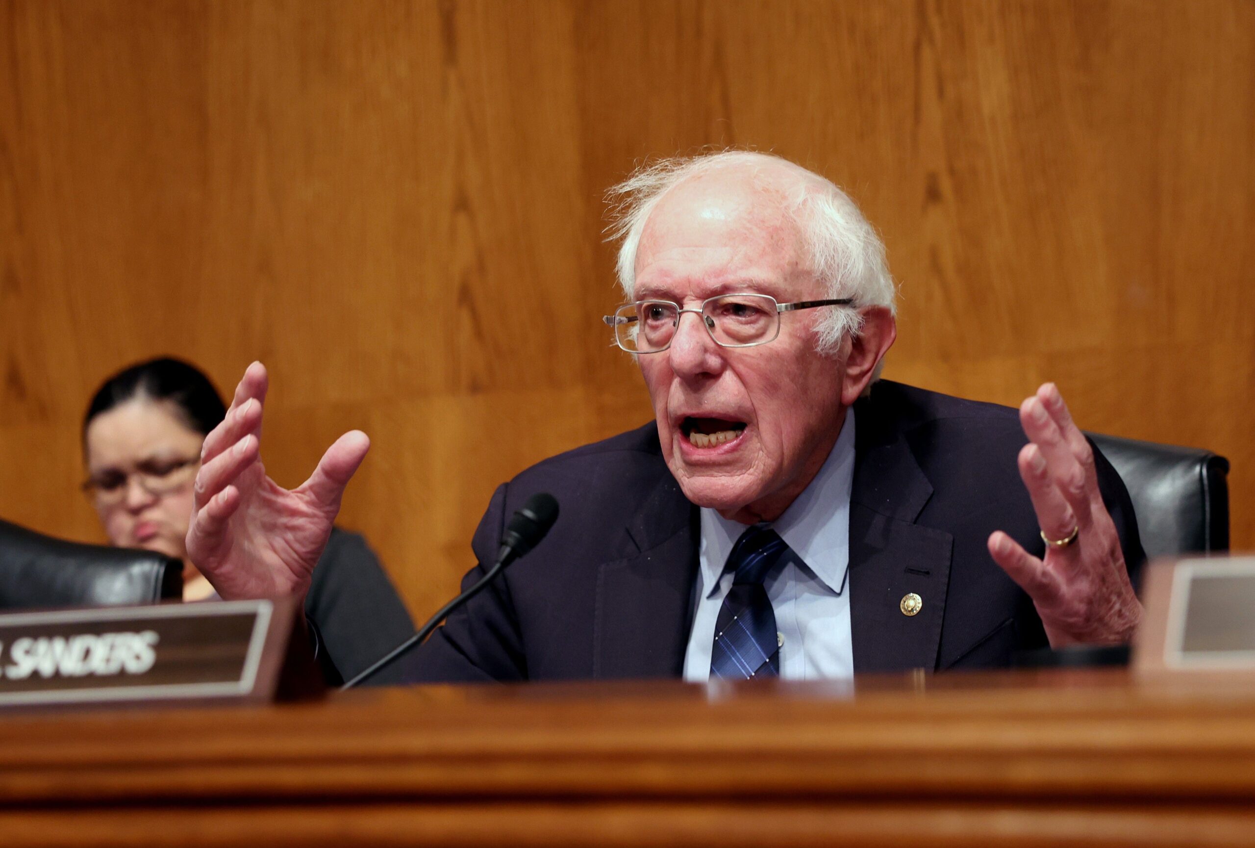 Sanders critica con forza il piano di Biden di inviare ancora più armi a Israele