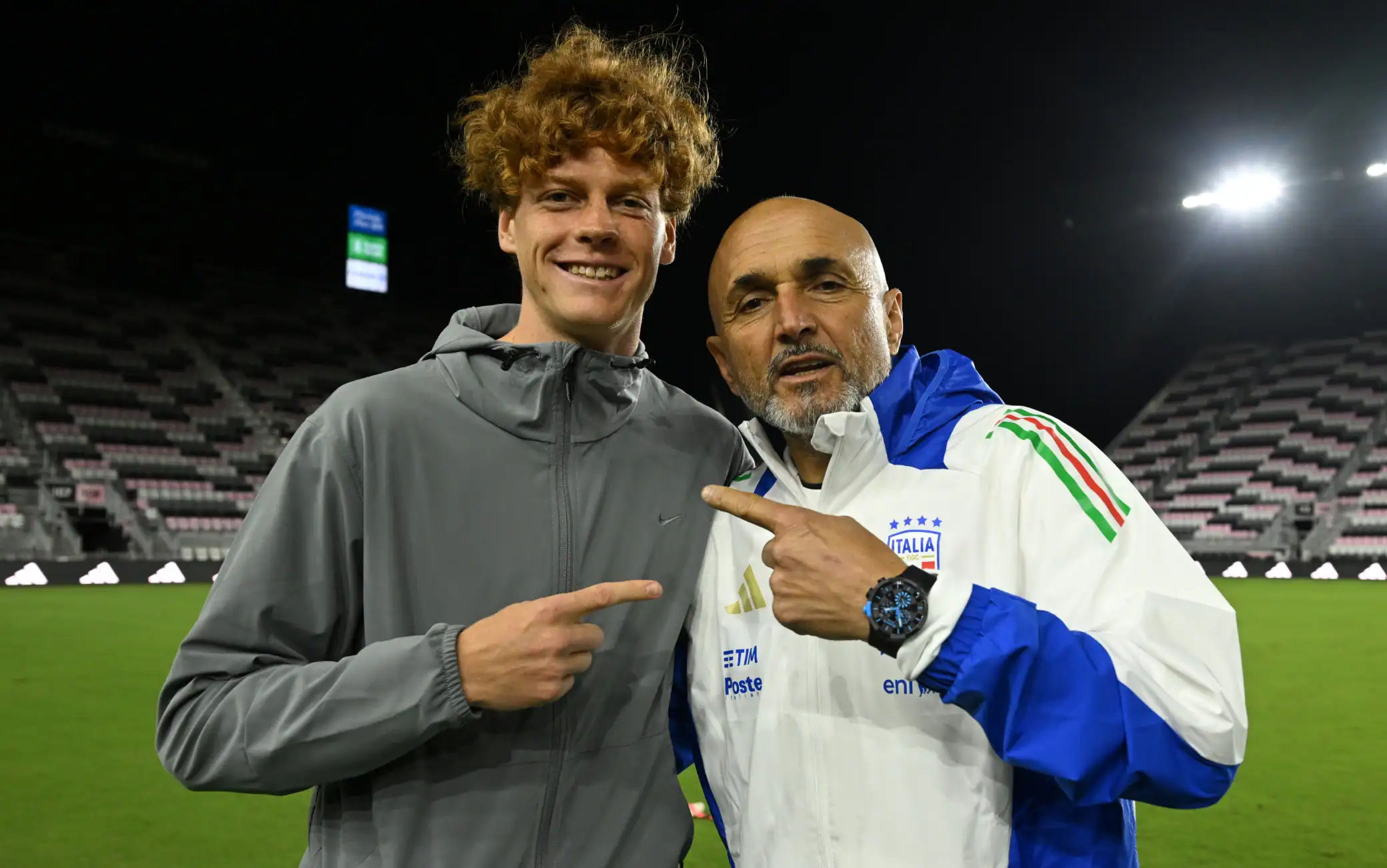 Jannik Sinner fa visita alla Nazionale a Miami, Spalletti provoca il gruppo: "Autodisciplina? Prendiamo un pezzo di lui"