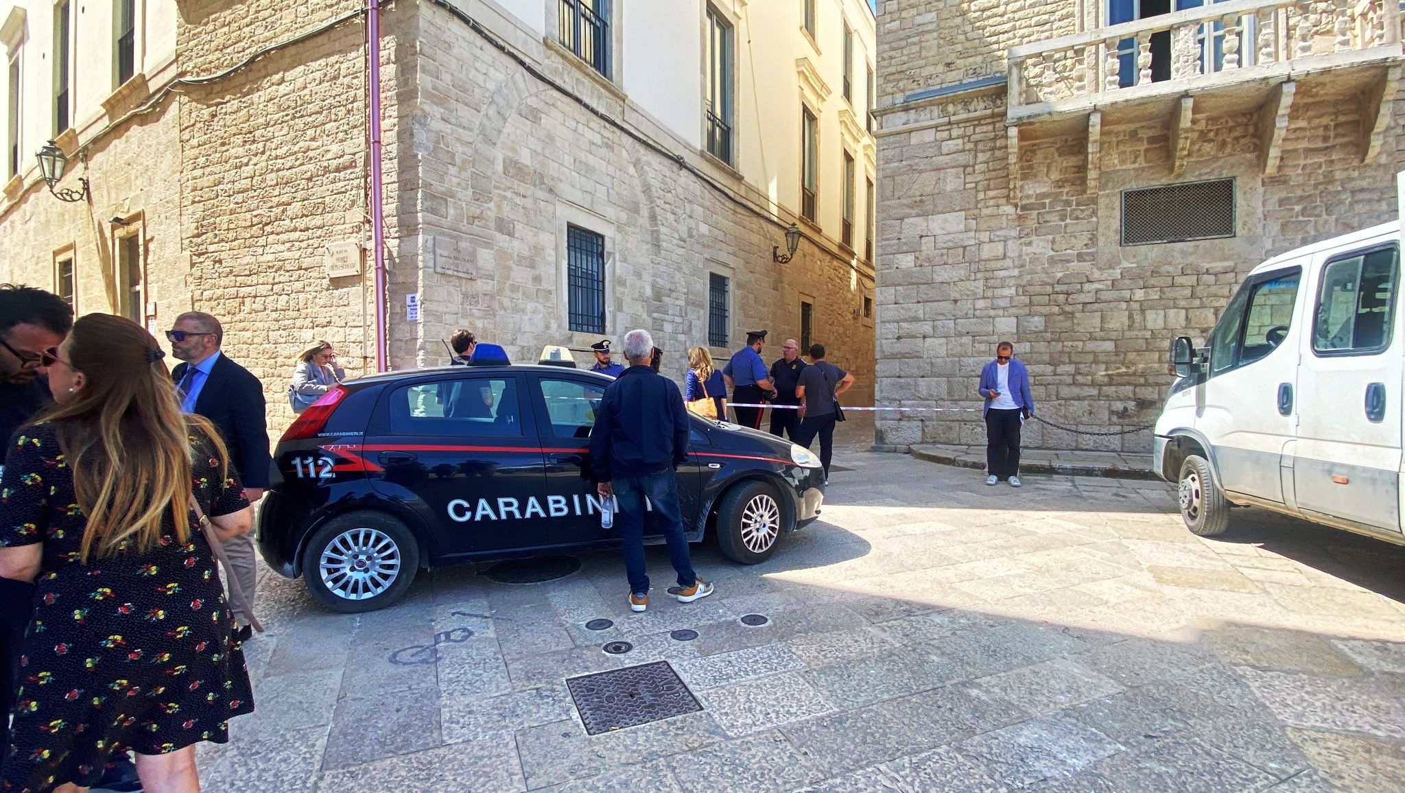 Trani, allarme bomba in stazione: "C'è un ordigno in una scuola". Sospese tutte le lezioni