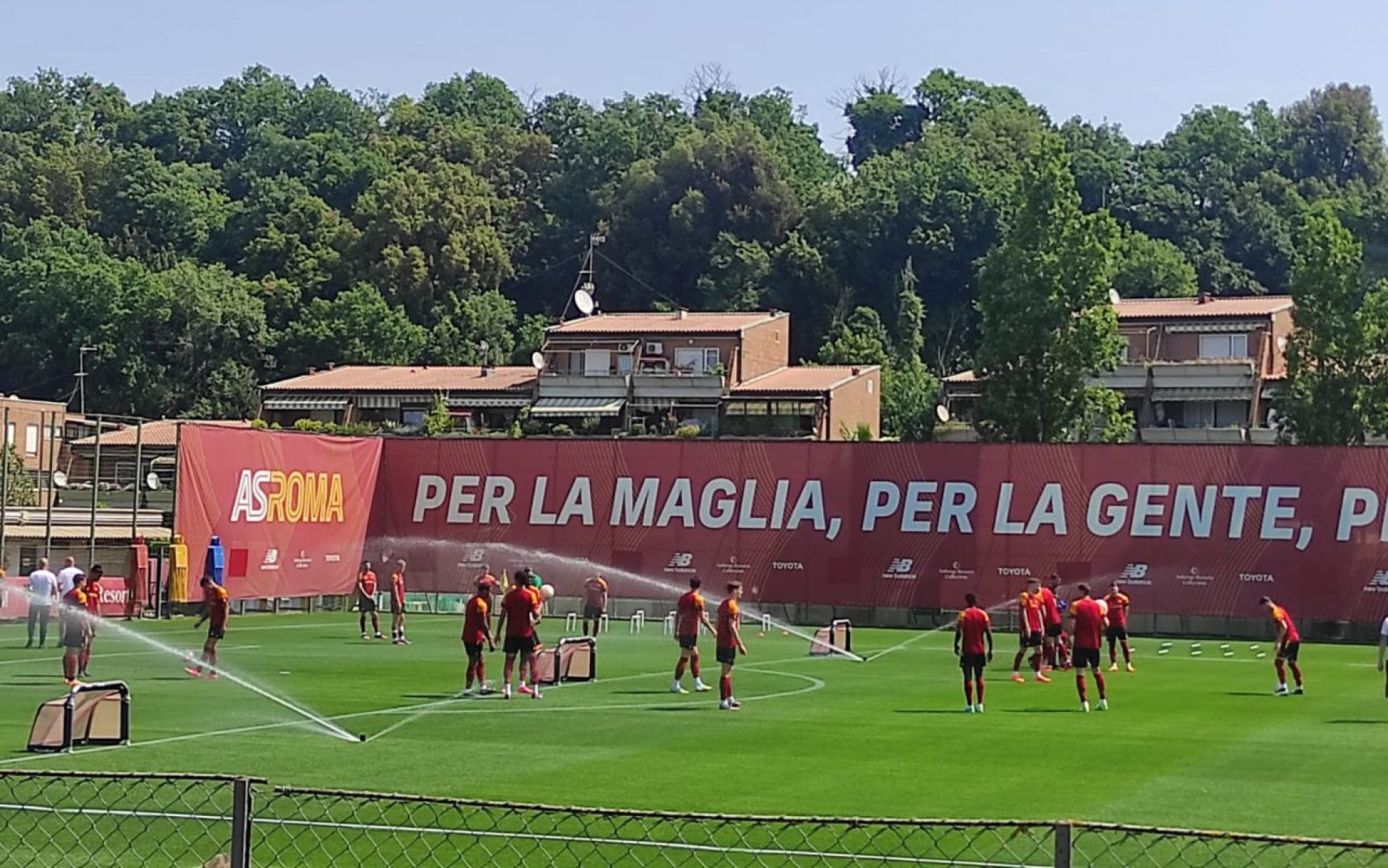 Un calciatore della Roma 'ruba' e condivide nelle chat di Trigoria un video hot di una dipendente: il club licenzia lei