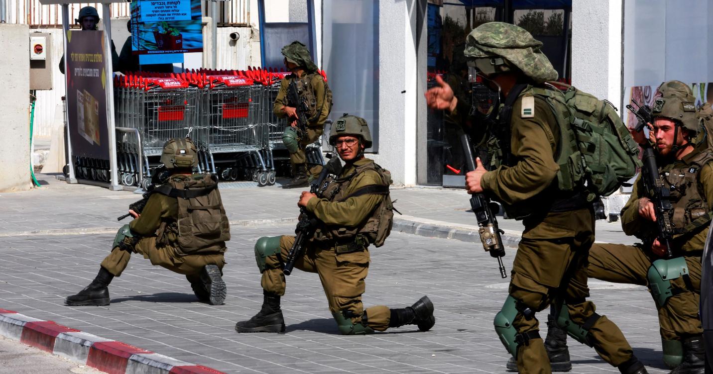 Un soldato israeliano brucia una copia del Corano: la scena in un video