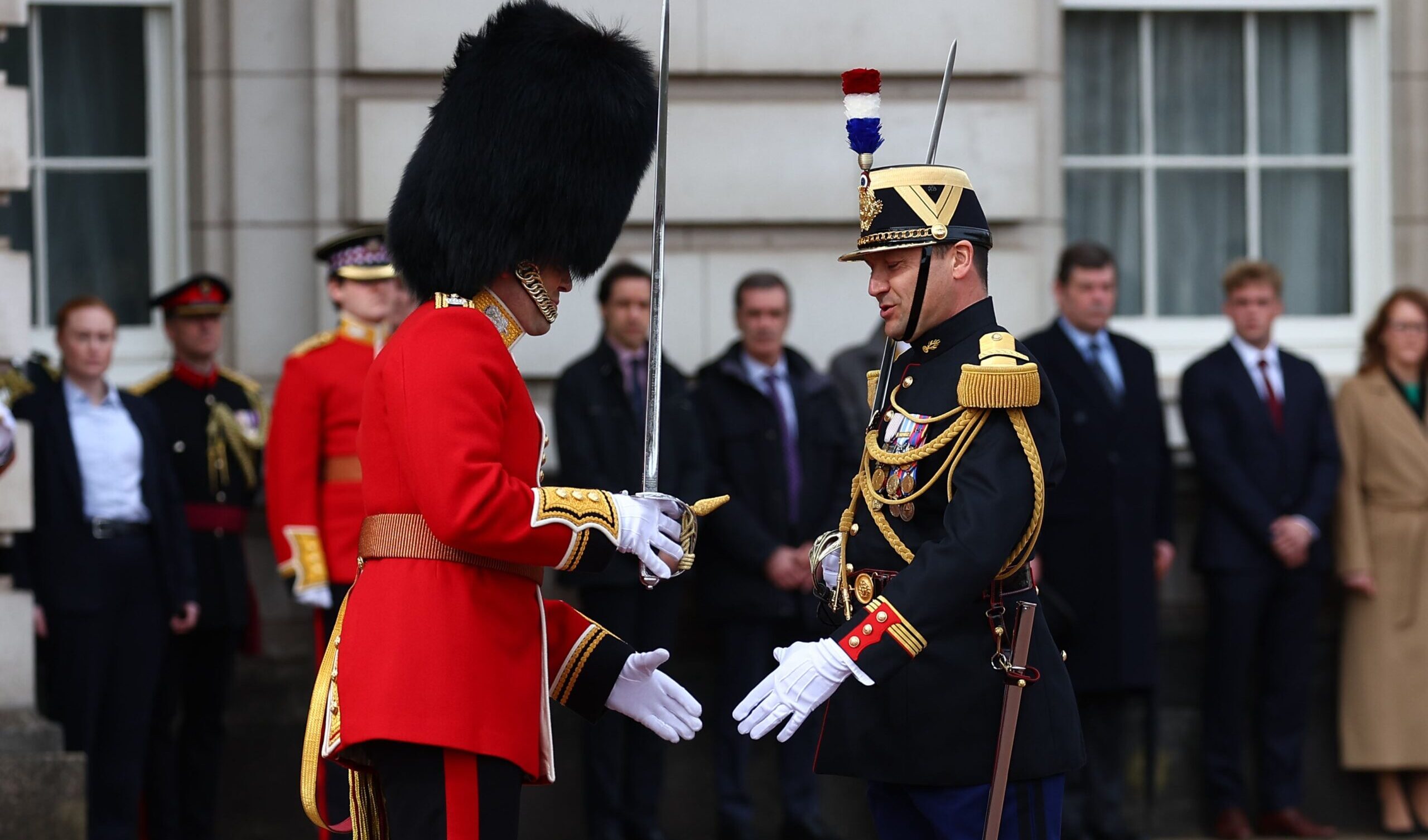 Soldati francesi al cambio della guardia a Buckingham Palace: la prima volta per un paese no-Commonwealth
