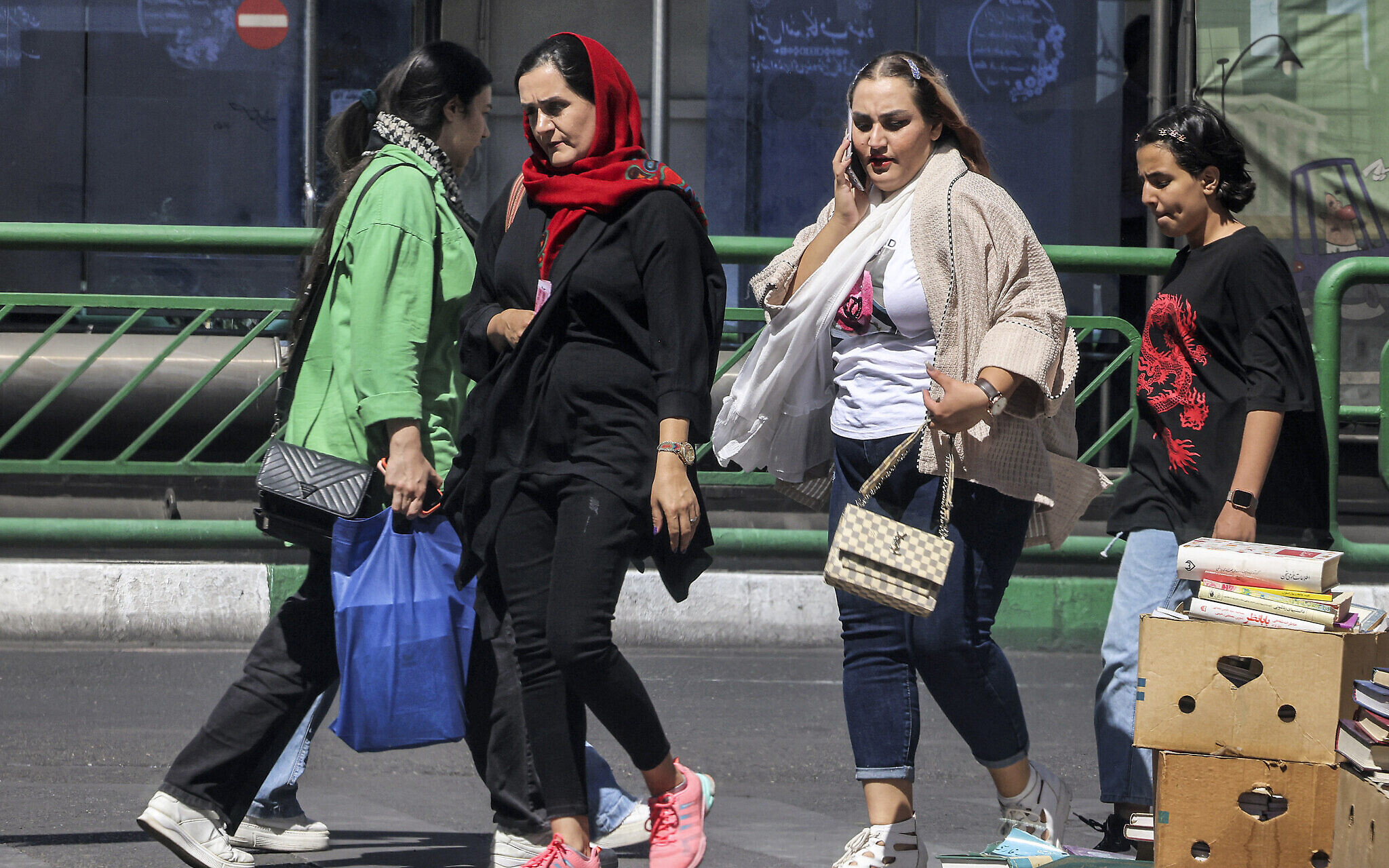 Iran: nuova stretta contro le donne che non indossano l'hijab