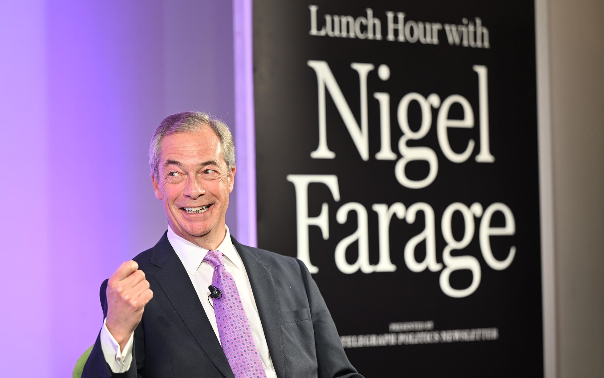 Farage si propone di fare da ponte tra Londra e Casa Bianca se alle elezioni vincessero i laburisti e Trump