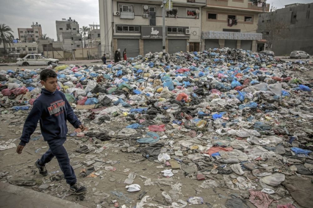 Nell'inferno di Gaza l'emergenza rifiuti provoca danni alle persone e all'ambiente