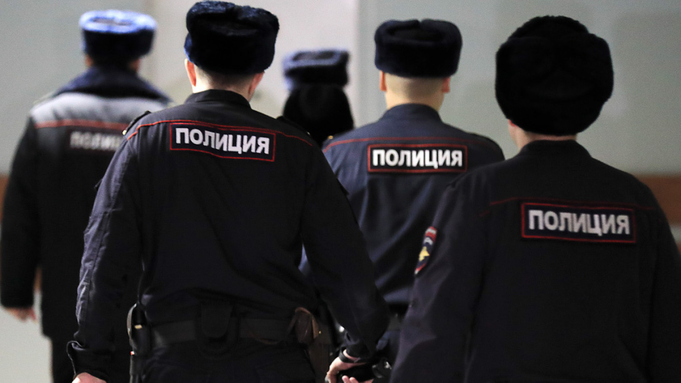 Russia, va dalla polizia a denunciare un pestaggio ma viene denunciato per la tintura dei capelli anti-patriottica