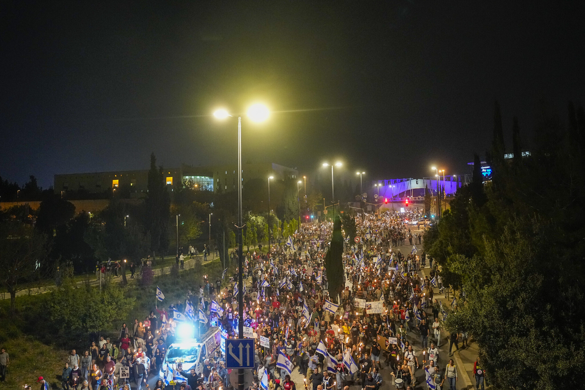 Israeliani in piazza contro Netanyahu: la polizia disperde la folla usando la violenza