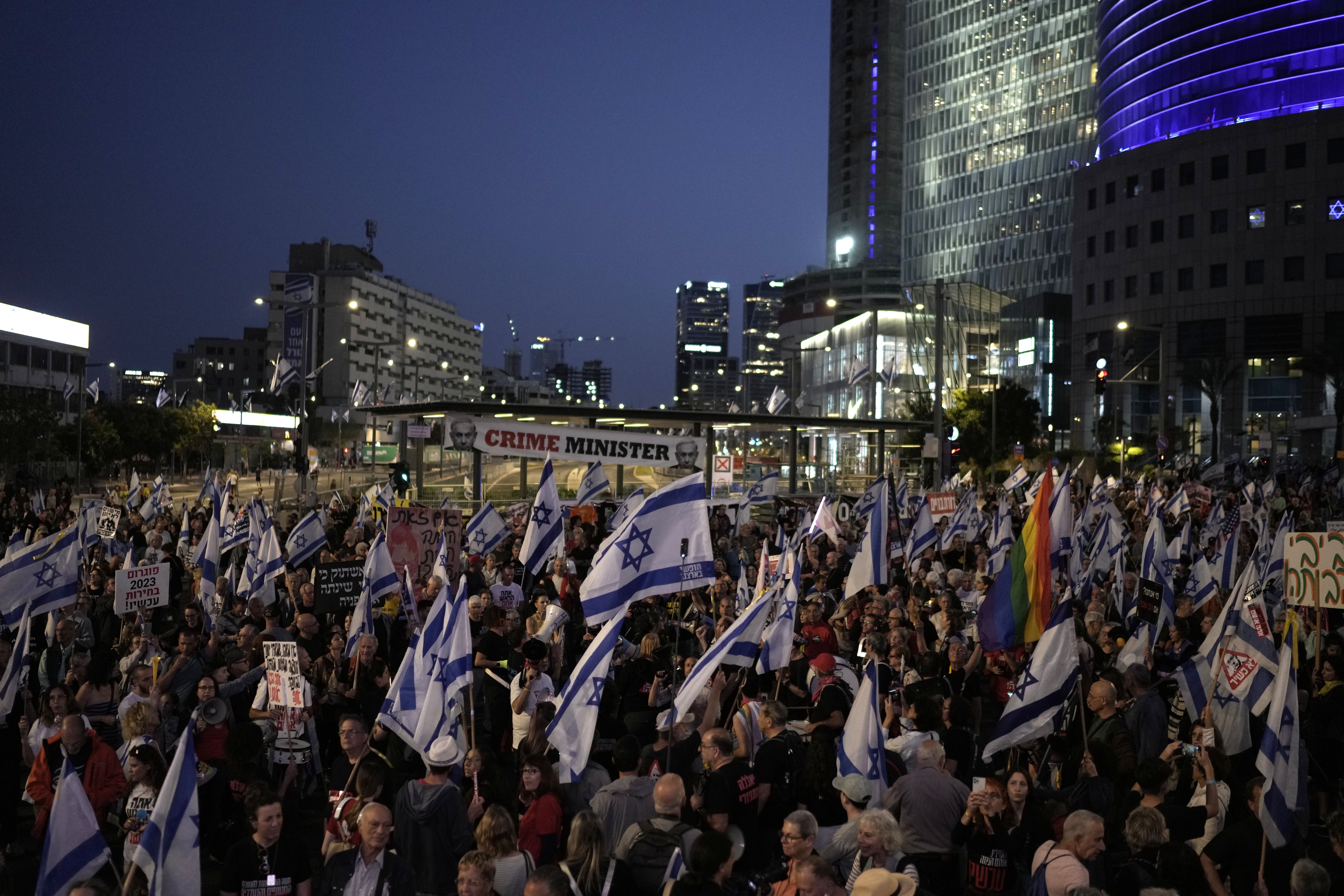 I manifestanti a Tel Aviv protestano contro il governo e chiedono elezioni immediate