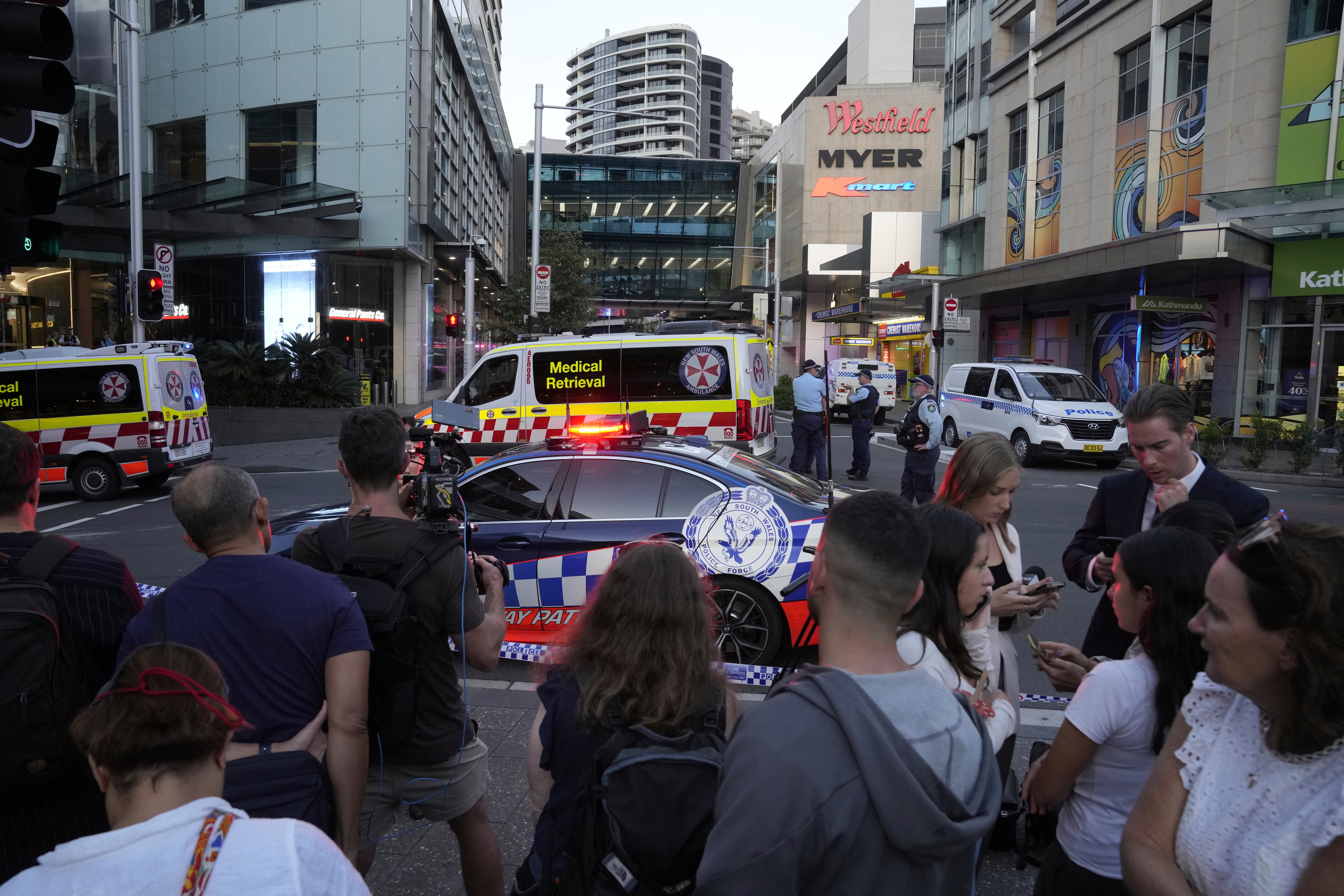 Terrorismo a Sidney: un uomo uccide a coltellate 5 persone e poi viene colpito a morte dalla polizia