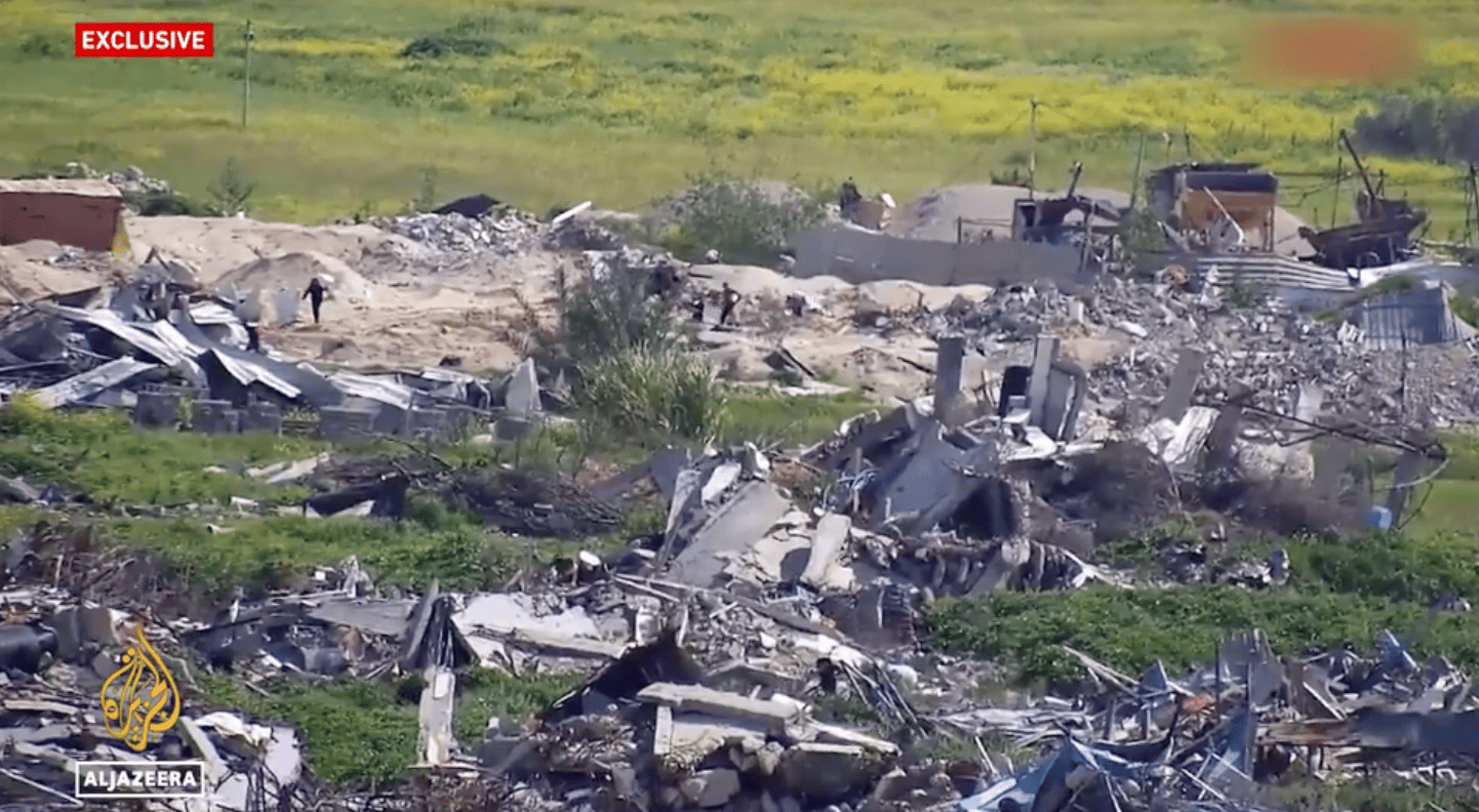 Soldati israeliani sparano su palestinesi inermi che raccoglievano aiuti lanciati dagli aerei: c'è un video