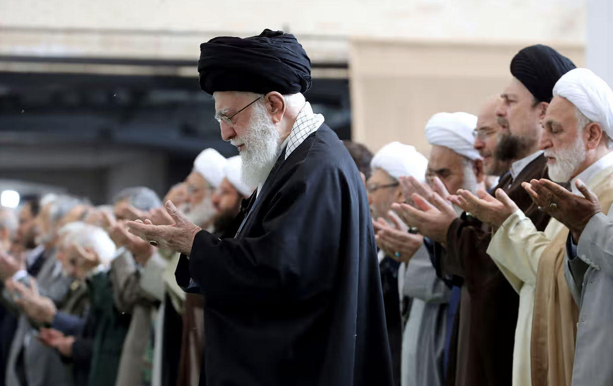 Khamenei ribadisce la promessa di ritorsioni contro Israele per l’uccisione di generali iraniani