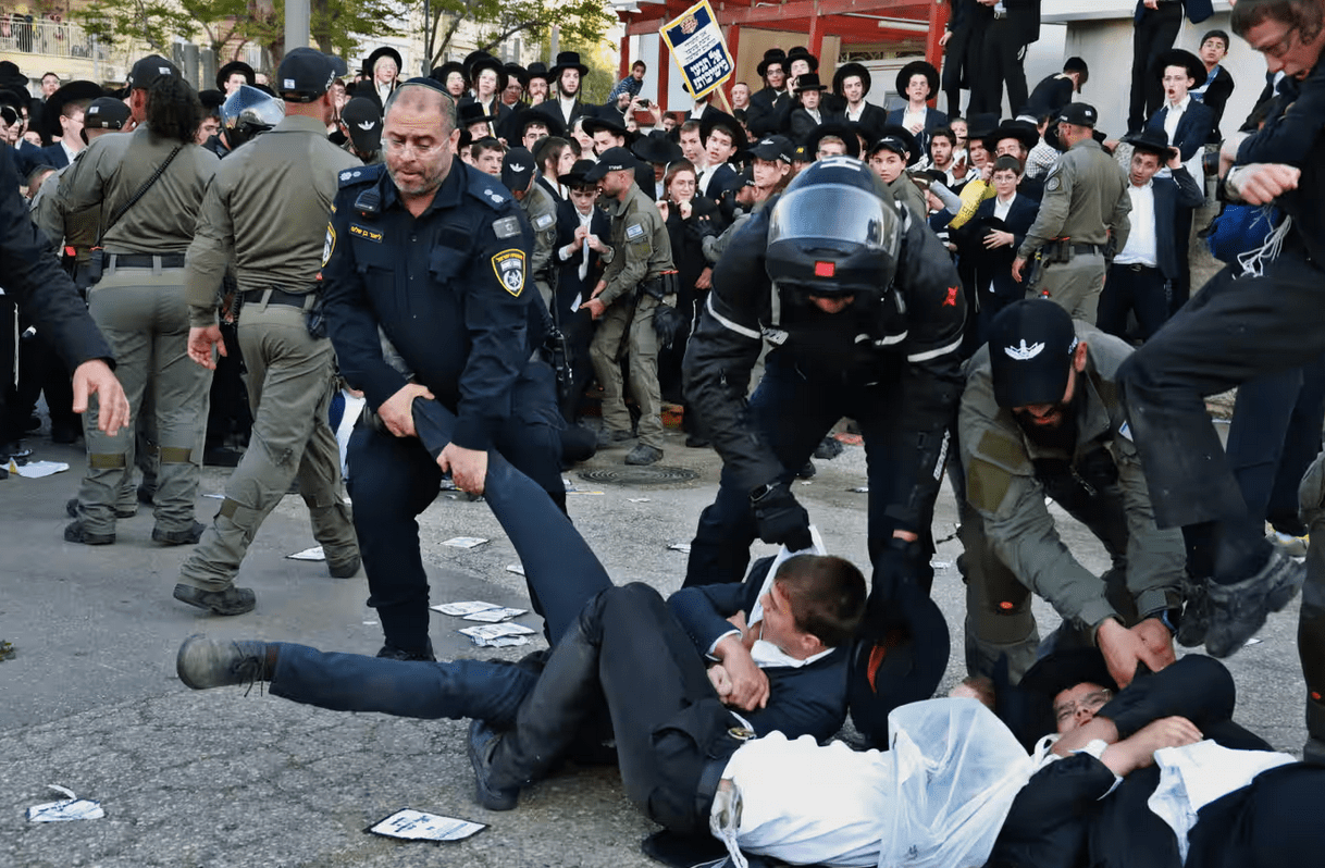 Gerusalemme, scontri tra ultra-ortodossi e polizia israeliana