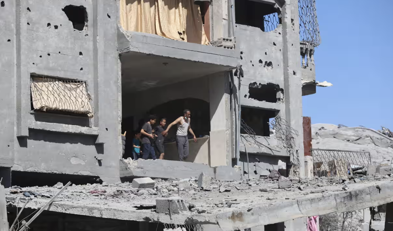  Israele bombarda una casa a Nuseirat: morti 14 palestinesi