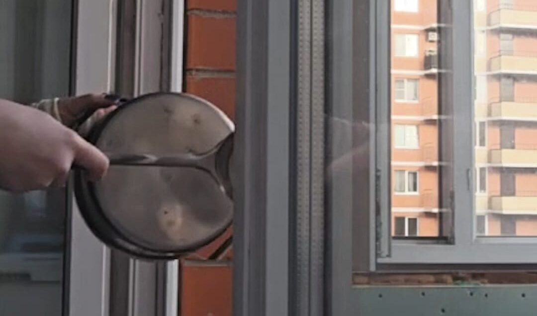 Inedita protesta delle donne contro la guerra: pentole e tegami per farsi sentire (senza farsi vedere)