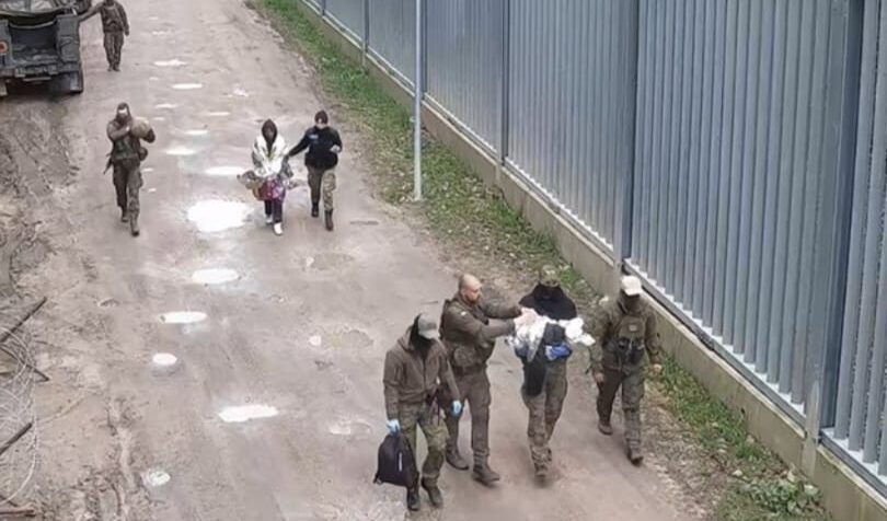 Migranti, il confine tra Polonia e Bielorussia resta un inferno: una donna partorisce la sola nel bosco al freddo