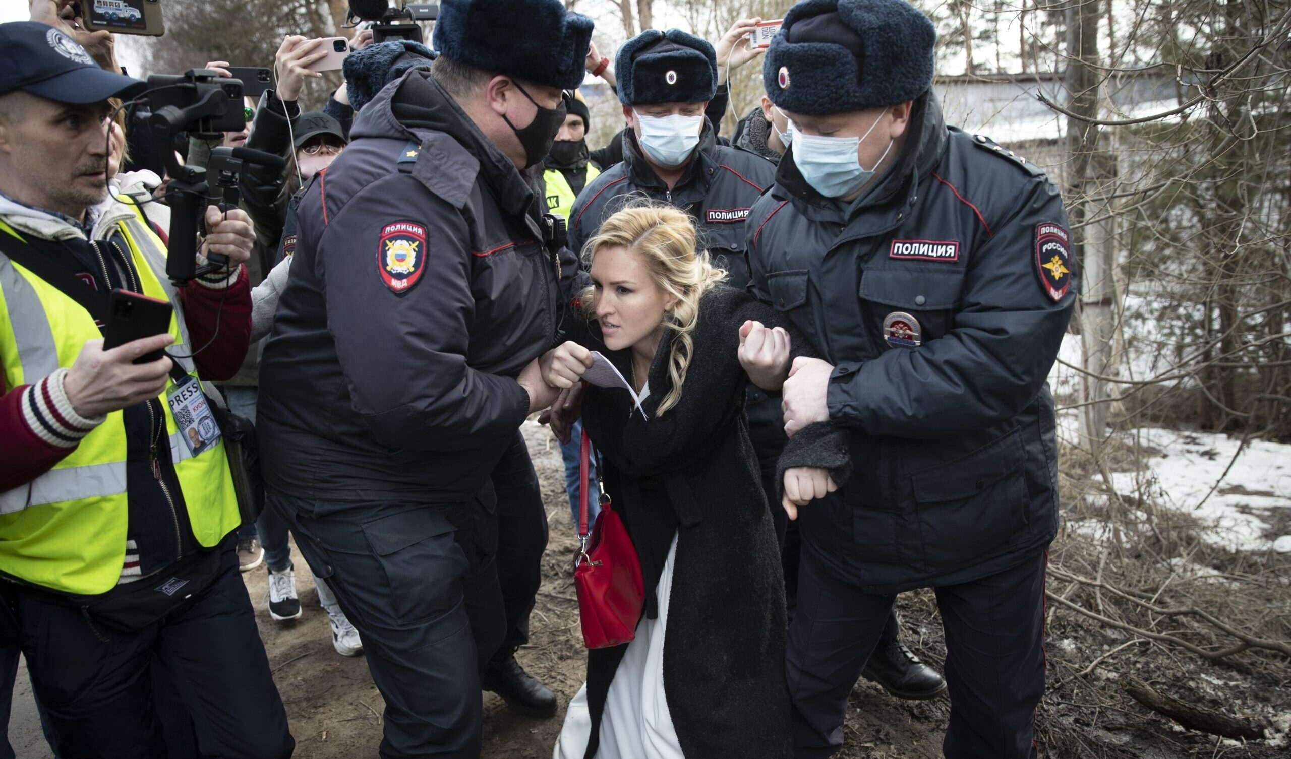 Mosca arma pure gli ufficiali giudiziari Mosca arma pure gli ufficiali giudiziari