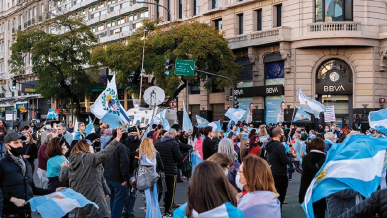 Milei licenzia 15 mila dipendenti statali: scontri in Argentina