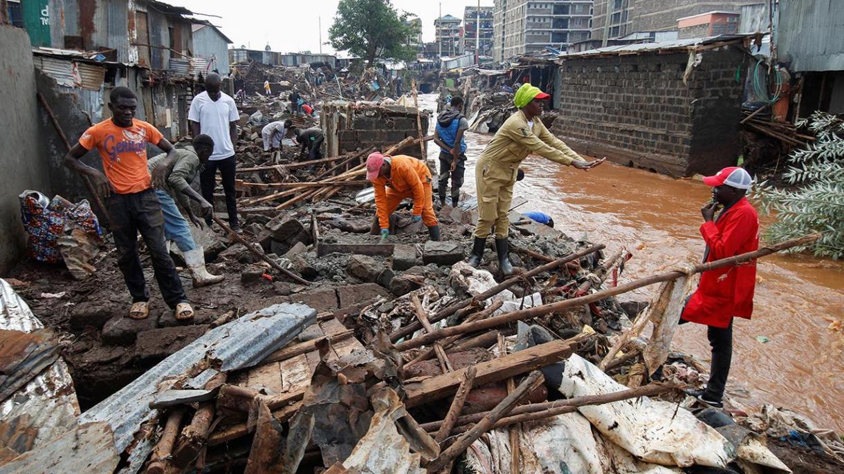 Crolla una diga naturale a Mai Mahiu, almeno 45 i morti: il disastro causato dalle piogge delle ultime settimane