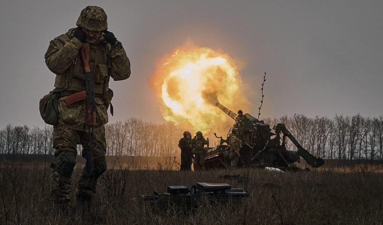Danimarca e Finlandia non frenano l'escalation: "Kiev può usare le nostre armi anche su obiettivi russi"